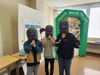 保護具をつけている子供たちの写真