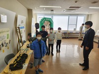 保護具、訓練具の体験をしている子供たちの写真