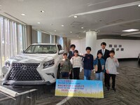 高級車レクサスと記念写真を撮っている子供たちの写真