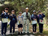 室林道で記念撮影をしている講師の方と生徒たちの写真