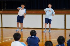 計画委員の児童たちが5月のめあてを発表しているところの写真