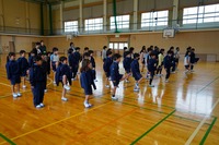 全校で運動している児童たちの写真