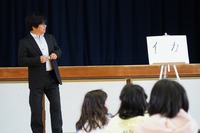 児童たちに謎解きを出題している先生