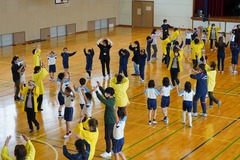 萩音頭保存会の方々に踊りを教わっている生徒たちの写真