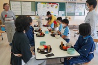 講師の方に所作を教えてもらっている子供たちの写真