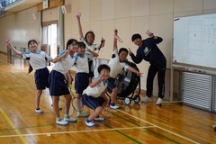 バトミントンが終わった後に集合写真を撮る子供たちの写真