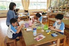 ぞうさんのかごがもう少しで完成する子供たちの写真
