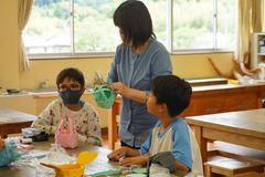 ぞうさんのかごを作っている子供たちの写真