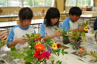 花を活けている子供たちの写真
