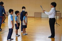 児童集会で4名の児童が表彰されている写真