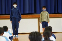 筋トレ係の児童が今日のトレーニング内容を発表している写真