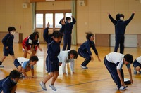 児童たちがトレーニングをしている写真