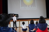 先生が児童たちにオーロラについて話をしている写真