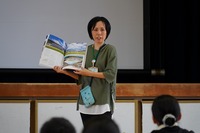 司書の堀尾さんが本の紹介をしている写真
