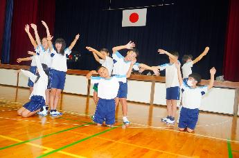 木の表現を、全身で!