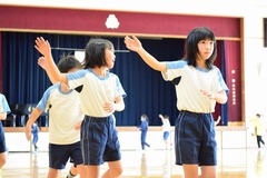 夏祭りに踊れるように練習している生徒たちの写真