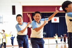 踊りの練習をしている高学年の生徒たちの写真