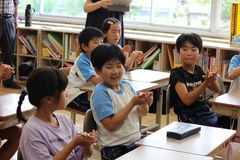 生徒たちが実際に手話などを使い授業を受けている写真