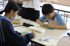 生徒たちが、実際に学校名と名前を点字で打っている写真