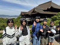 清水寺をバックに5人の生徒が記念撮影をしている写真
