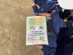 注意喚起が書かれたチラシを手にしている生徒の写真