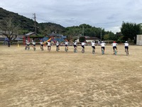 一輪車ショーの演技を練習している生徒たちの写真
