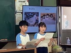 4年生がモニターを使って探鳥会の報告をしている写真