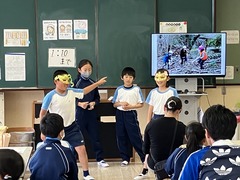 環境委員会の生徒たちが緑の募金の説明をしている写真