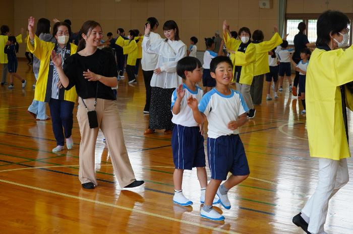 子どもも保護者もいっしょに萩音頭!