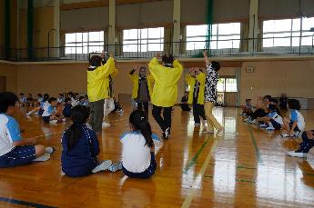 保存会の皆さんが踊りの手本を見せてくれました