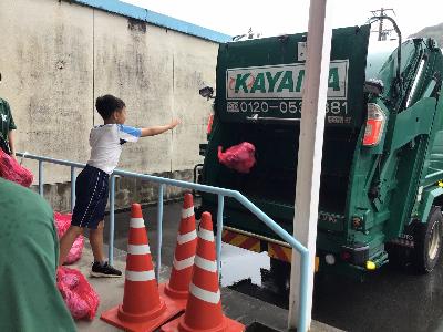 危険ごみは違う日に出したらダメっていうのが大切だと思いました。勉強のさいごにやった「ぶんべつゲーム」が楽しかったです。ティラノさんがおもしろかったです。ゴミ収集車のエンジンは、普通の車と違うことがわかりました。