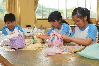 クラフトクラブは紙バンドでかわいい小物入れを作ります