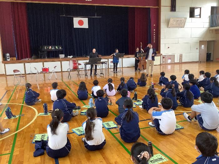 楽器それぞれの持ち味を生かしての素晴らしい演奏と歌唱
