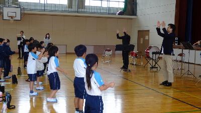 リズムに合わせて、まずは手拍子!