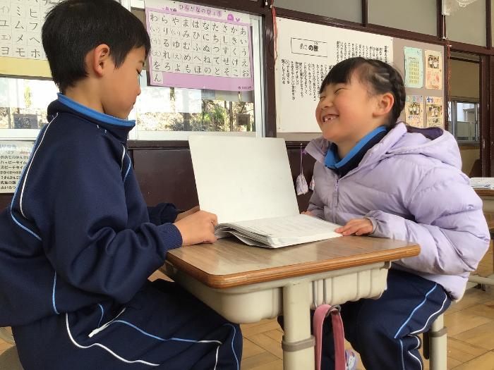 ペアになって答えを確認してもらいながら音読をします。