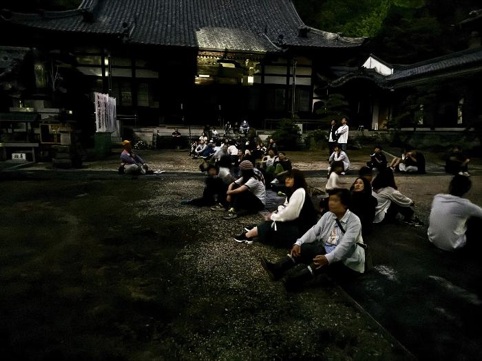 龍源寺にて、静かにムササビが現れるのを待つ