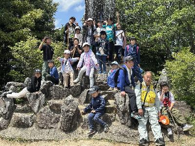 山頂で記念撮影。権田さん、たくさんの鳥のお話ありがとうございます。