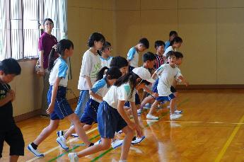 だるまさんが転んだとは違う「オオカミさん今何時」(オオルリ班)