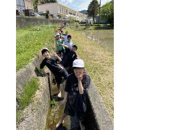 水路で足を洗います。冷たい!