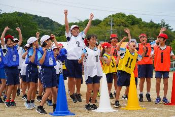 リレーでの白組の勝利に喜びます