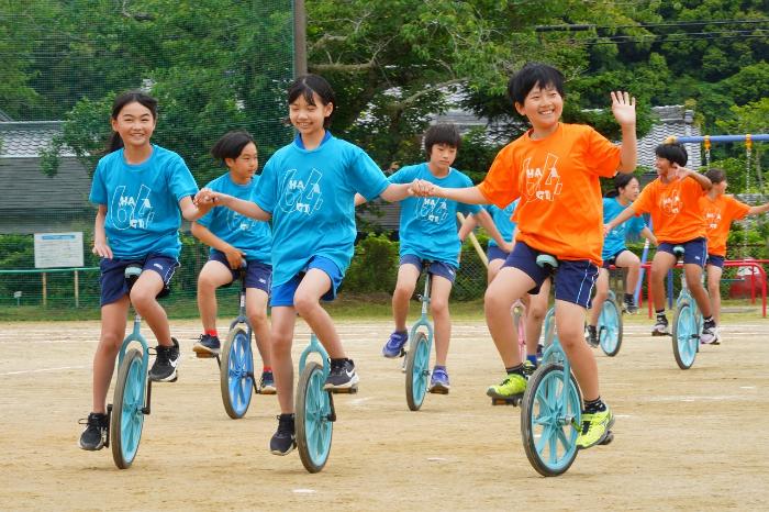 カワセミカラーでまとめた手作りTシャツで演技をする5,6年生