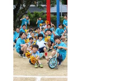 演技前の入場門で、和気あいあいな1年生と高学年