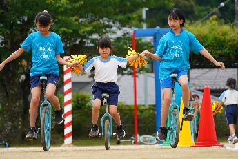 1年生は高学年が手をつないでの演技です