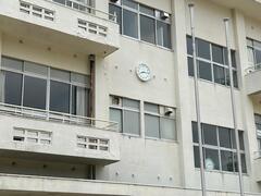 校舎の壁に設置されている時計の写真