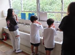 歯磨きに取り組む子どもたち