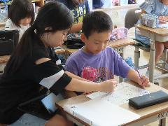 高学年の子どもに教わる低学年の子ども