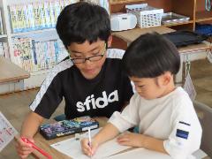 低学年に優しく教える高学年