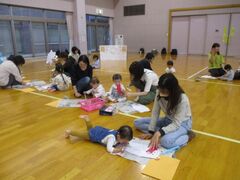 大人と子供がペアになって何かを作っている写真