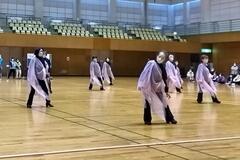健康体操自主グループの女性グループが発表会で体操をしている写真