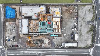 2階躯体工事を行っている建築現場の上空から撮影した写真